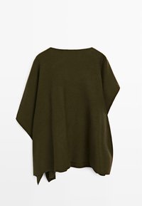Poncho verde oliva scuro, dalla vestibilità ampia, con scollo a barca e orlo asimmetrico, mostrato su uno sfondo bianco semplice.