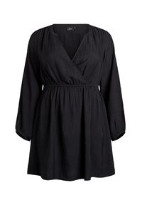 Melna ietinamā kleita ar garām piedurknēm, izcelta vidukļa daļa un teksturēts audums. Ir dziļš V-veida izgriezums un izplestos svārkus.