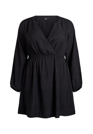 Vestido cruzado negro con mangas largas, cintura fruncida y tela texturizada. Presenta un escote profundo en V y una falda acampanada.