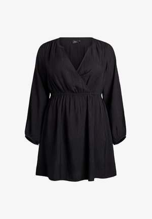 Vestido cruzado negro con mangas largas, cintura fruncida y tela texturizada. Presenta un escote profundo en V y una falda acampanada.