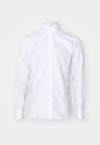Weißes Langarm-Hemd aus Baumwolle mit klassischem Kragen, Knopfleiste und gesteckten Manschetten. Glatte Textur, minimalistisches Design.