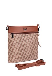 Hnědá crossbody taška s přední stranou z vzorované látky, horní kapsou na zip, černým logem a odnímatelným nastavitelným koženým popruhem na bílém pozadí.