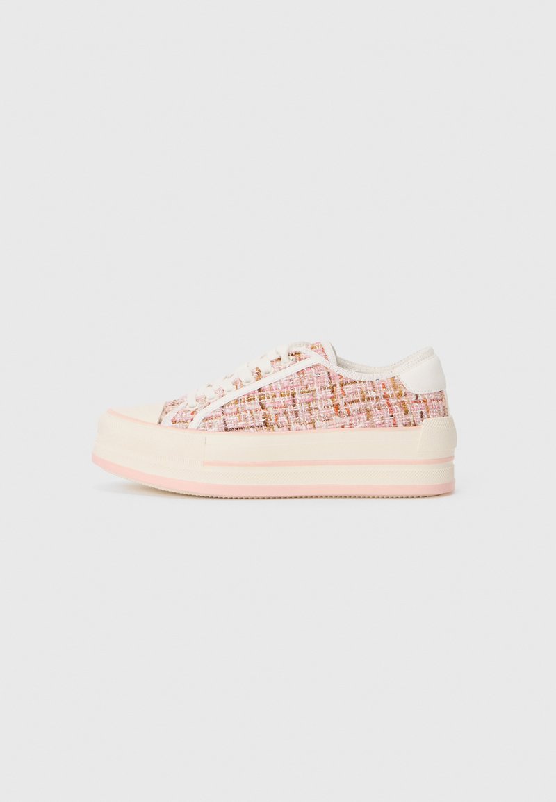 Lave sneakers med rosa og beige tweed-stoff, hvite snøringer, og en tykk beige såle med en tynn rosa stripe.