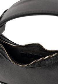 Borsa a spalla in pelle nera con un'esterno testurizzato, chiusura con cerniera e cerniera in metallo a contrasto. L'interno presenta una fodera in tessuto liscio.