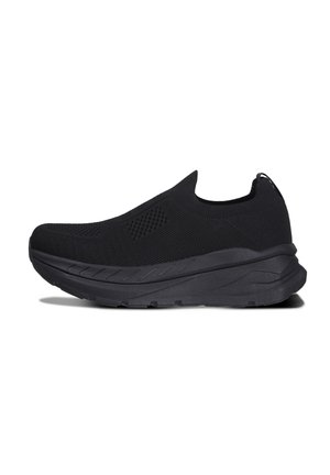 Czarny sportowy but wsuwany ze strukturalną dzianinową cholewką i grubą amortyzowaną podeszwą, widoczny z boku na białym tle.