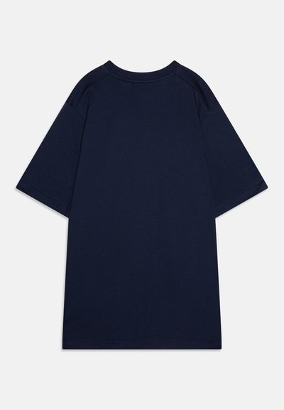 Camiseta azul marino, de manga corta, con cuello redondo, hecha de una tela suave, con una parte trasera lisa y sin logotipos ni patrones visibles.