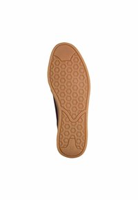 Suela de un zapato con un patrón hexagonal, fabricada en goma marrón, con una superficie texturizada y una zona de punta redondeada. Talla marcada como 37.