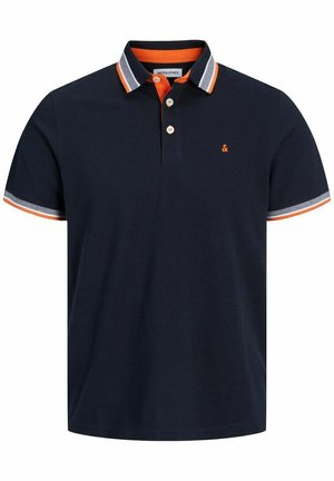 Marineblauwe polo met een contrasterende oranje kraag en mouwafwerking, twee knopen en een klein logo boven de linkerkant van de borst. Gemaakt van katoen.
