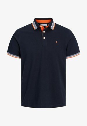 Polo shirt marine avec un col et des bordures de manches orange contrastants, deux boutons et un petit logo sur la poitrine gauche. En coton.