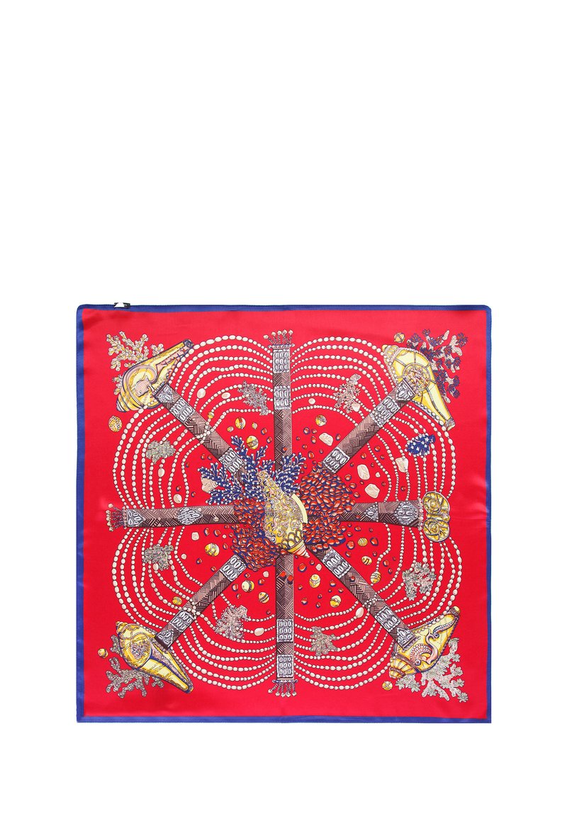 Foulard en soie rouge vif, présentant des illustrations détaillées de mains, de coquillages et de perles, rehaussées de bleu, avec une texture lisse.