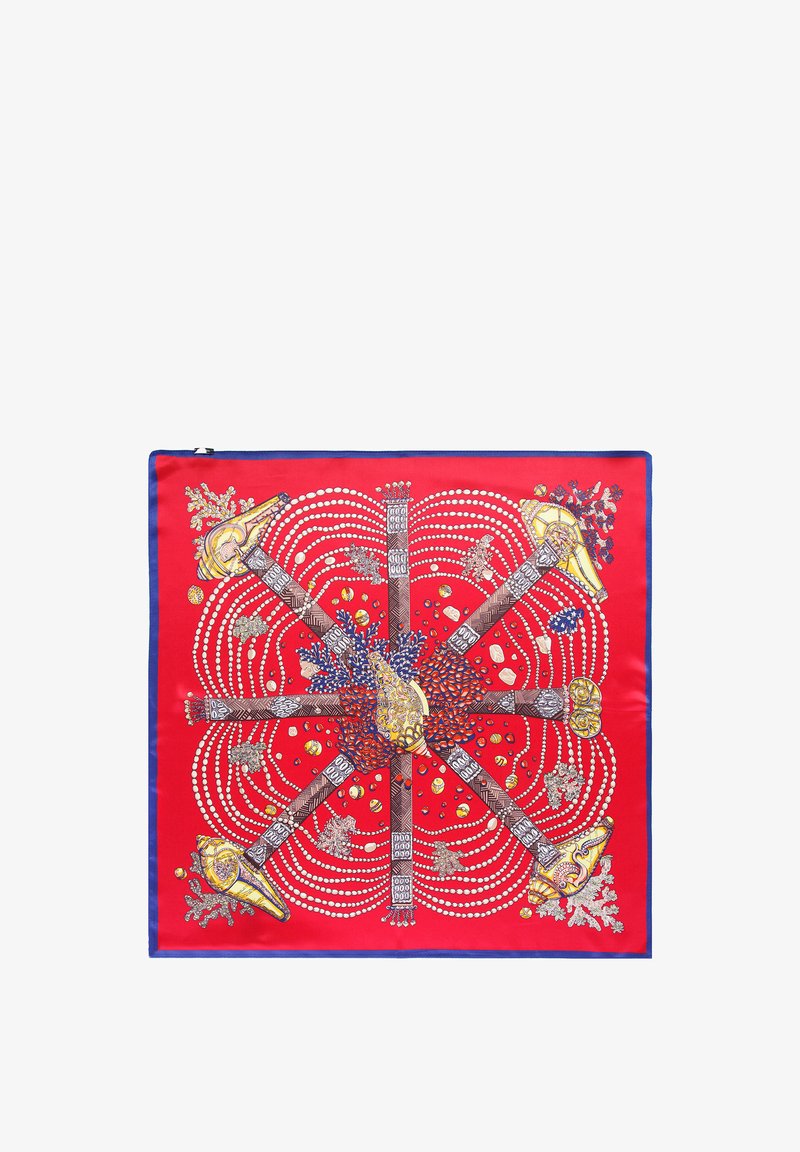 Foulard en soie rouge vif, présentant des illustrations détaillées de mains, de coquillages et de perles, rehaussées de bleu, avec une texture lisse.