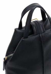 Mustast nahast käekott struktuurse kujundusega, millel on kaks lühikest sangad ja tõmblukuga suletav ava. Disainis on rõhutatud kuldne detail.