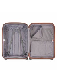 Valigia rigida marrone, aperta per rivelare un interno grigio foderato con cinghie regolabili, numerose tasche e un compartimento in rete per l'organizzazione.