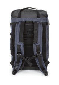 Marinblå och svart tygryggsäck med vadderade, justerbara remmar och nätbakside. Har ett handtag på toppen och en sidoficka med dragkedja för förvaring.