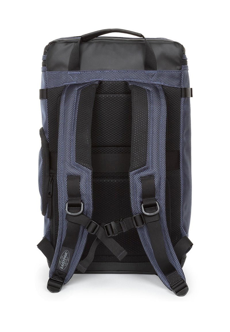Sac à dos en tissu bleu marine et noir avec des bretelles rembourrées et ajustables et un dos en maille. Il dispose d'une poignée supérieure et d'une poche zippée sur le côté pour le rangement.