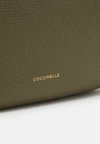 Coccinelle MALORY - Borsa a tracolla - laurel green