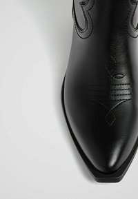 Stradivarius Cowboy-/Bikerstiefelette - black