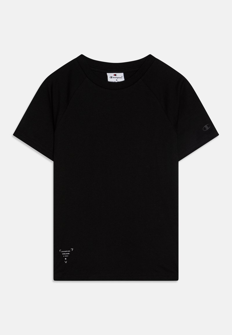 Fekete pamut póló rövid raglan ujjakkal, kerek nyakkal és egy kisebb logó címkével az ujjon. Minimalista dizájn, minta nélkül.