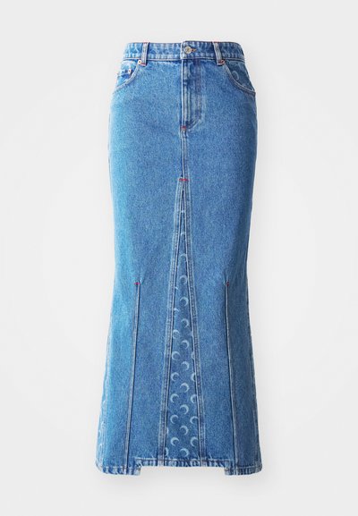 Denim midi skirt in light blue featuring a front slit, contrasting stitching, two side pockets, and subtle wave-patterned accents.