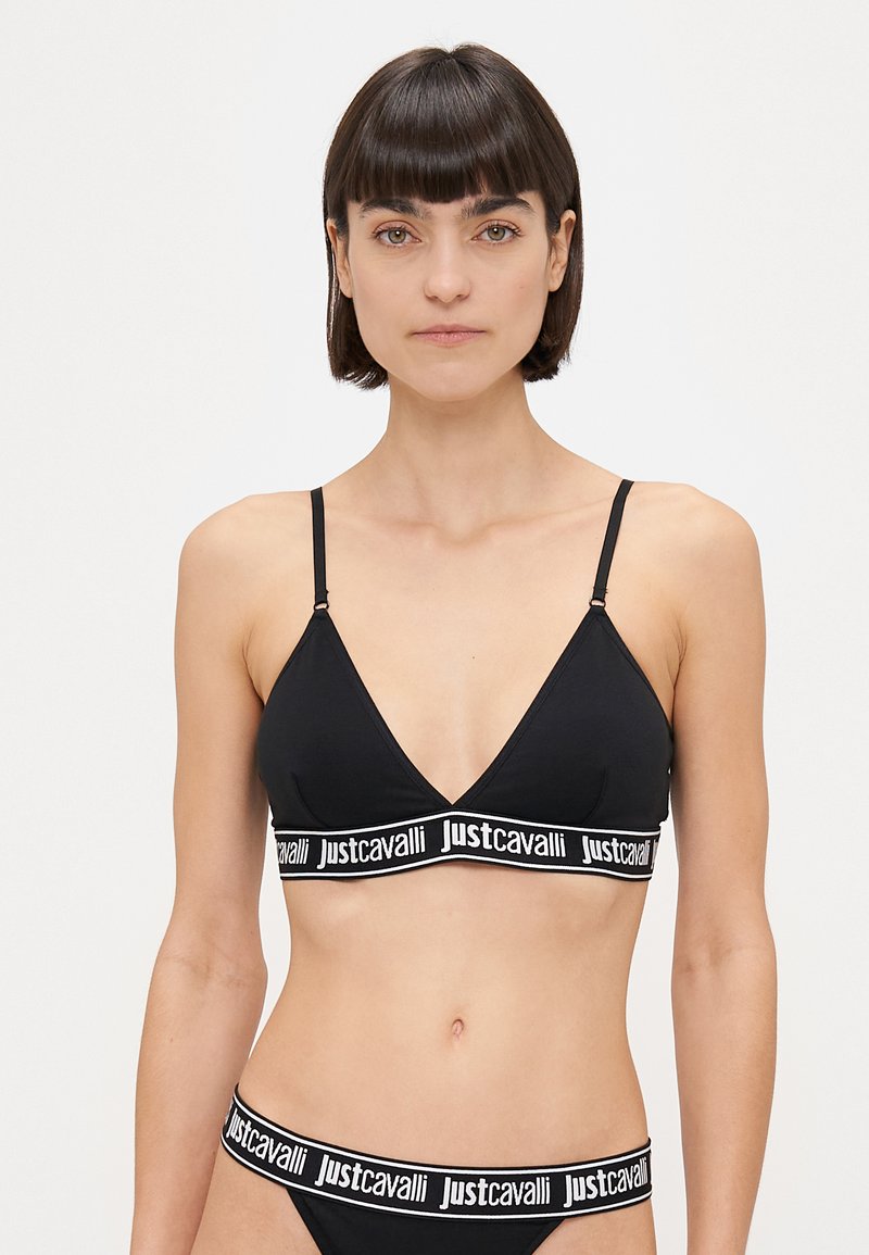 Bralette a triangolo nero realizzato in tessuto morbido. Presenta sottili spalline regolabili e una fascia con il logo bianco "justcavalli".