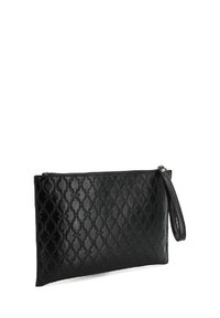 Borsa a pochette nera con un motivo geometrico testurizzato, realizzata in materiale lucido. Presenta una chiusura con zip e un polsino rimovibile.