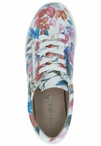 Sneaker in pelle bianca con motivo floreale, caratterizzato da fiori blu, rosa e bordeaux, con lacci bianchi e dettaglio con zip laterale.