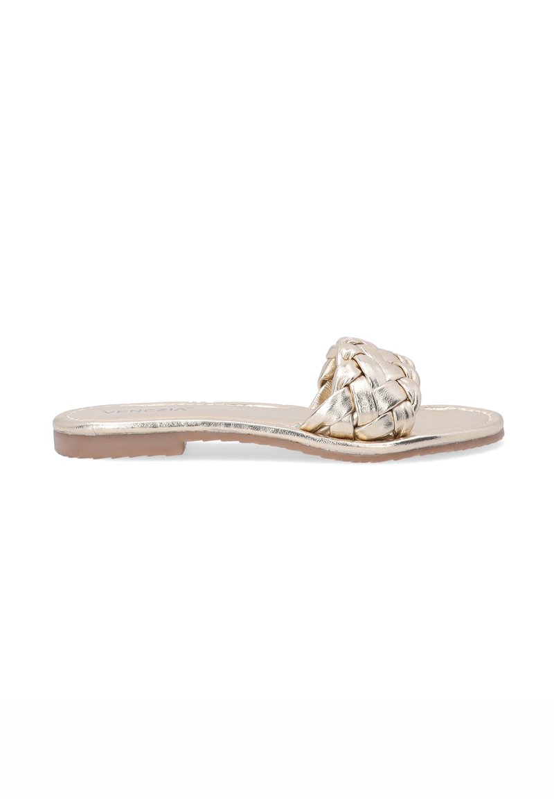 Woven metallic gold slide sandal mit flacher Sohle, ausgestattet mit einem geflochtenen Riemen und einer glatten, glänzenden Oberfläche. Minimalistisches und offenes Design.