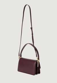Μπορντό δερμάτινη τσάντα χειρός με δομημένο σχήμα, που διαθέτει ρυθμιζόμενο μακρύ λουρί και αξεσουάρ σε χρυσό τόνο.