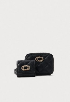 Conjunto de billetera de cuero negro con textura acolchada; presenta acentos en tono dorado con el logo G en ambas piezas. Diseño compacto para mayor comodidad y portabilidad.