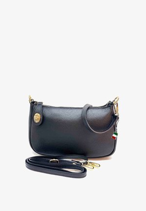Zwarte leren crossbodytas met goudkleurige rits en hardware, afneembare band en klein label in de kleuren van de Italiaanse vlag.