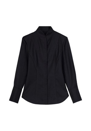 Blouse noire à manches longues avec col montant, taille cintrée et détails subtils de coutures verticales, présentée sur fond blanc.