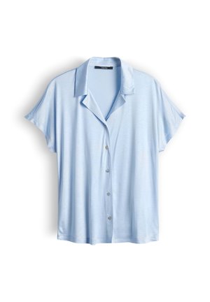 Chemise à manches courtes bleu clair à boutons, coupe décontractée avec un col de style camp, présentée à plat sur un fond blanc.
