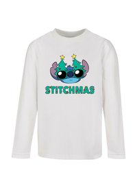 Biela košeľa s dlhým rukávom s kreslenou postavičkou s vianočným stromčekom na hlave a textom "STITCHMAS" v farebných písmenách pod ňou.