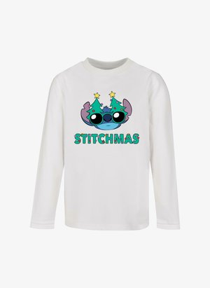 Garais piedurknēs balts krekls ar karikatūras varoni, kuram galvā ir Ziemassvētku eglīte un apakšā ir teksts "STITCHMAS" krāsainās burtnēs.