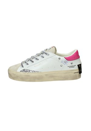 Sneaker in pelle bianca con accento rosa, dettaglio glitterato sul lato, lacci grigi e suola beige testurizzata. Presenta un design stampato e un logo.