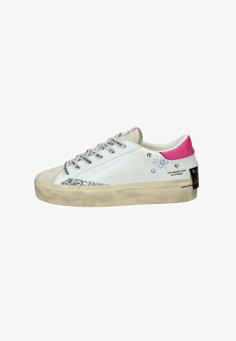 Sneaker in pelle bianca con accento rosa, dettaglio glitterato sul lato, lacci grigi e suola beige testurizzata. Presenta un design stampato e un logo.