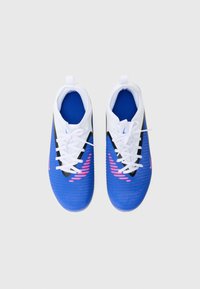 Μπλε αθλητικά παπούτσια με υφασμένο επάνω μέρος, λευκά κορδόνια, μαύρες λεπτομέρειες κα ι ροζ λεπτομέρειες κατά μήκος της πλευράς. Ελαφρύ σχέδιο με στρογγυλεμένη μύτη.