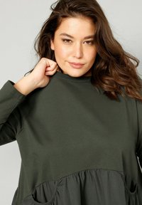 Angel of Style MIDI RUNDHALS LANGARM QUERNAHT - Denní šaty - olive