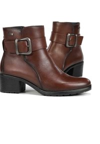 Botas de tobillo de cuero marrón con punta cuadrada, tacón grueso, hebilla decorativa y suela texturizada para mayor agarre. Acabado suave con acentos mates.