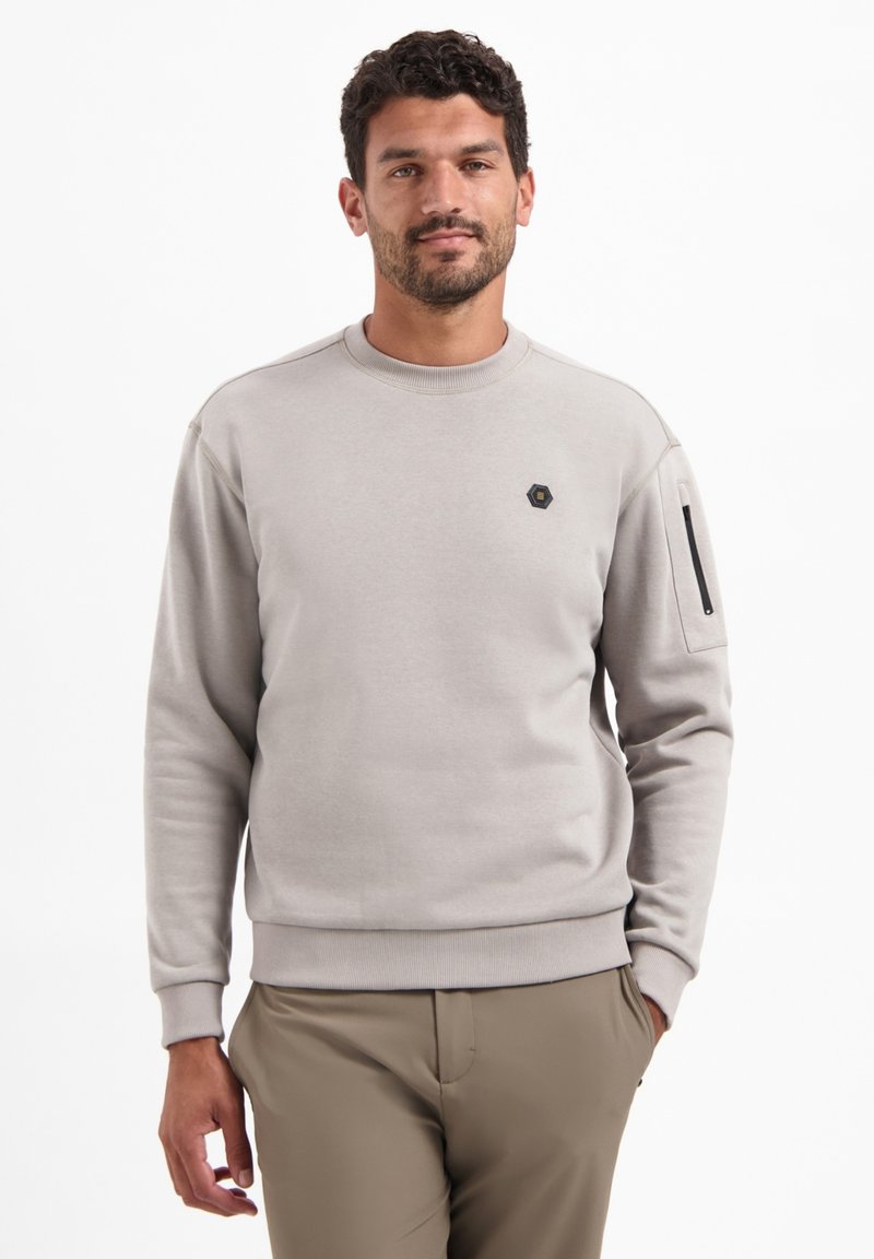 Hellgraues Sweatshirt mit Rundhalsausschnitt, gerippten Bündchen und Saum. Mit einem schwarzen sechseckigen Logo und einer Reißverschlusstasche am Ärmel.