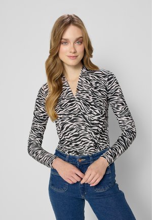 Langsleeve wikkeltop in een roze en zwart zebraprint, met een V-hals ontwerp, zachte stof en lichte plooien bij de taille.