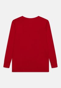 Langærmet rød bomuld t-shirt med rund hals, ensfarvet bagpå, lige kant og tætsiddende ærmekanter. Ingen synlige logoer eller mønstre.