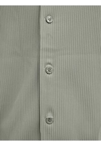 Camisa de rayas en color gris claro con cinco botones en el delantero; la tela tiene una textura suave con sutiles rayas verticales.