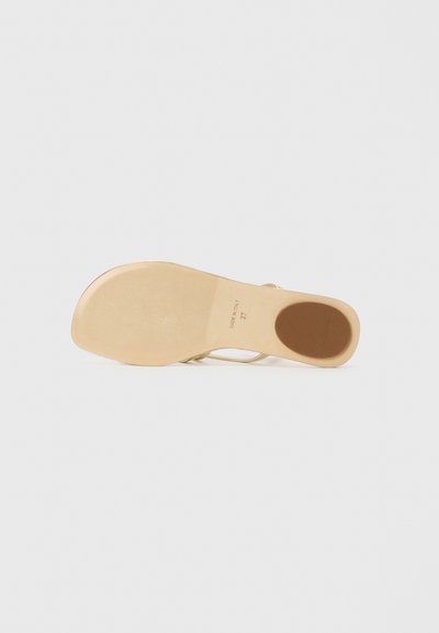 Beige høyhælt sandal med glatt lær overdel, smale stropper og en lyse farget såle med rund tå og preget logo.