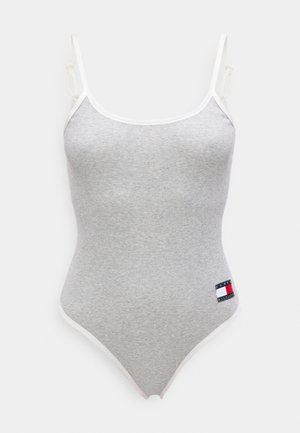 Body de canalé gris claro con ribetes blancos y tirantes finos, con un pequeño parche con el logo de Tommy Hilfiger cerca de la cadera.