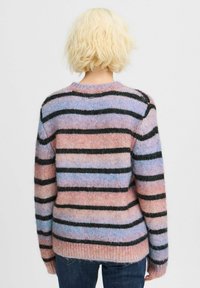 Un pull rayé présentant des teintes pastel de rose, bleu et noir, avec une texture douce et un col rond, vu de dos.