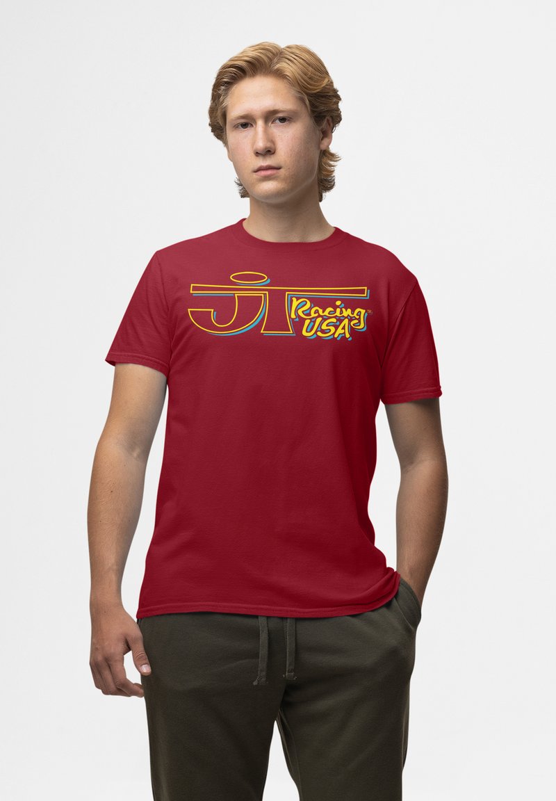 Červené bavlněné tričko s krátkým rukávem, se žlutou a modrou grafikou loga "JT Racing USA" na přední straně. Jednoduchý design a kulatý výstřih.