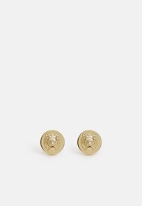 Boucles d'oreilles en métal doré avec un design de tête de lion en bas-relief sur des clous ronds. Surface lisse avec des textures détaillées autour du visage.
