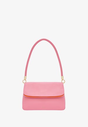 Lyserød læderhåndtaske med en afrundet form, gyldne hardware-detaljer og en orange kant langs klappen. Har en kort skulderrem.