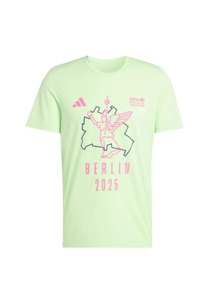 Camiseta de manga corta verde claro con un gráfico de una figura alada, el contorno de la ciudad de Berlín y el texto "BMW BERLIN 2025" en rosa.